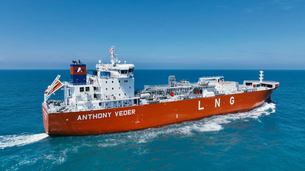 30,000 cbm LNG carrier with FGS Coral Nordic