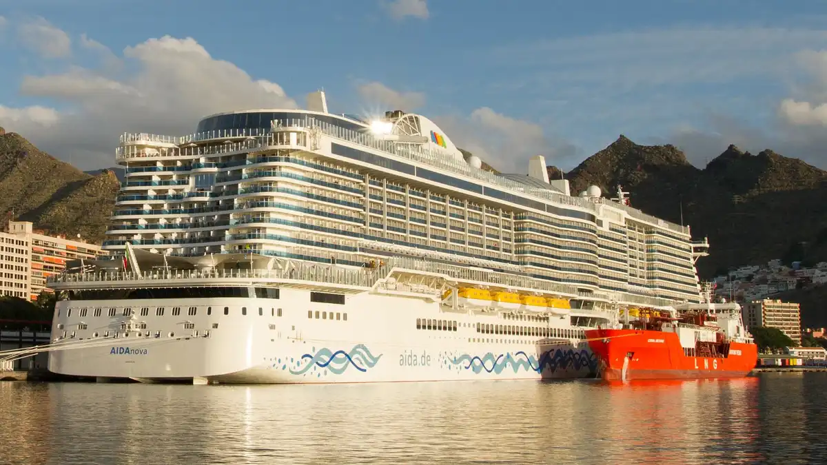 7,500 cbm Coral Methane first bunkering another ship