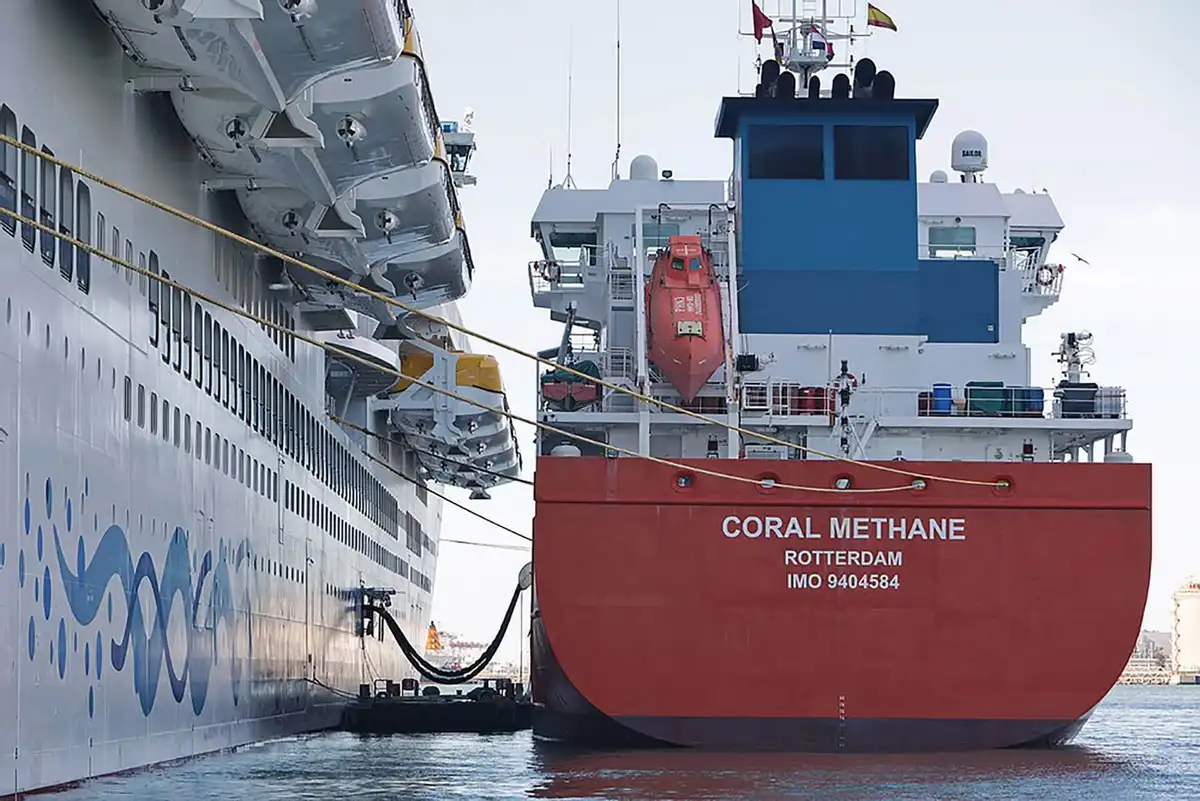7,500 cbm Coral Methane bunkering another ship